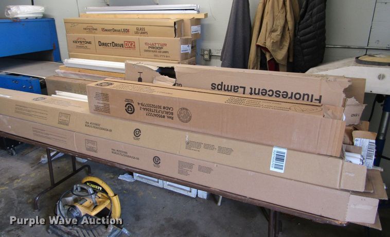 image for item IL9381 Assorted lightbulbs