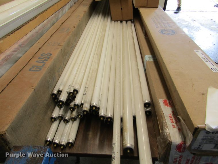 image for item IL9381 Assorted lightbulbs