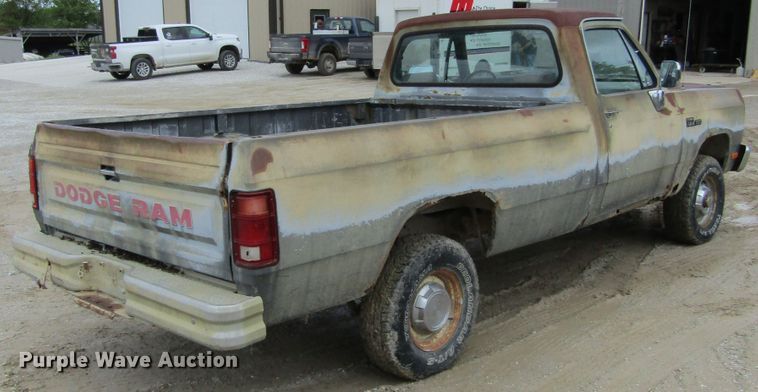 image for item IL9407 1992 Dodge Ram 150  pickup truck