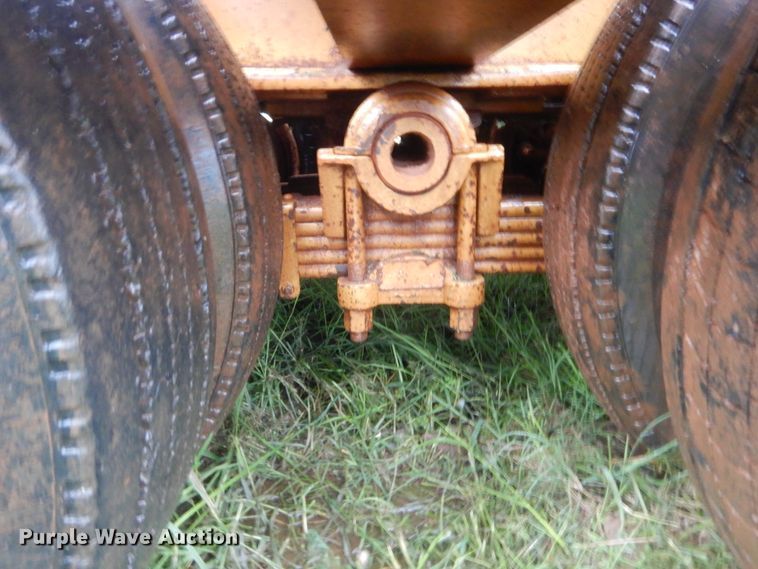 image for item IP9820 2007 Overbilt  drop deck equipment trailer