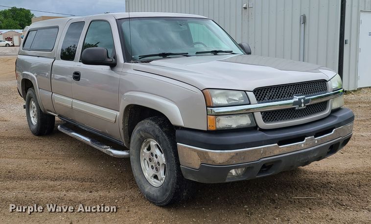 image for item IQ9182 2004 Chevrolet Silverado 1500  Ext. Cab pickup truck