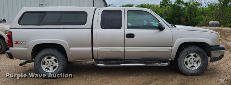 image for item IQ9182 2004 Chevrolet Silverado 1500  Ext. Cab pickup truck