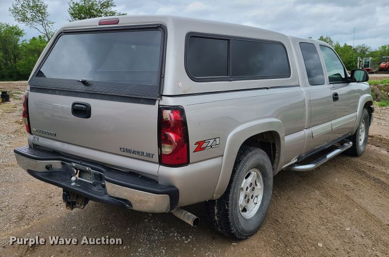 image for item IQ9182 2004 Chevrolet Silverado 1500  Ext. Cab pickup truck