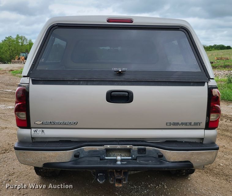 image for item IQ9182 2004 Chevrolet Silverado 1500  Ext. Cab pickup truck