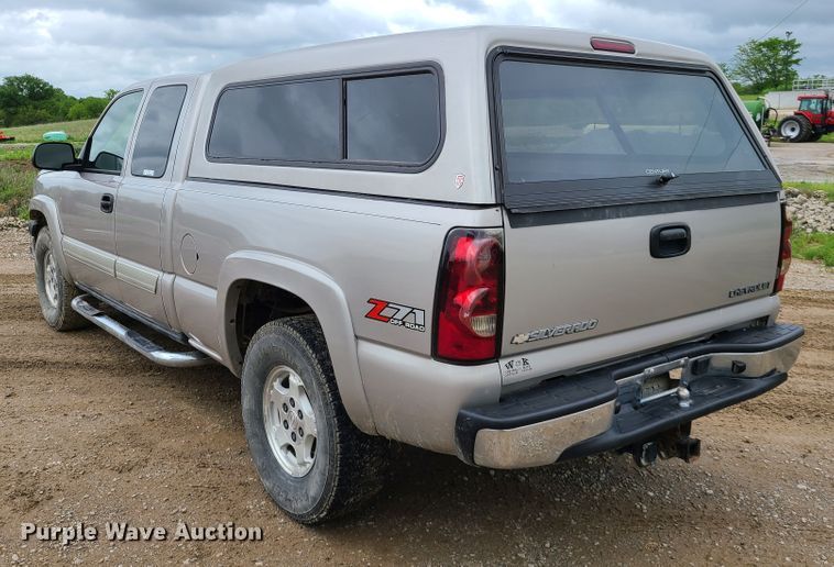 image for item IQ9182 2004 Chevrolet Silverado 1500  Ext. Cab pickup truck