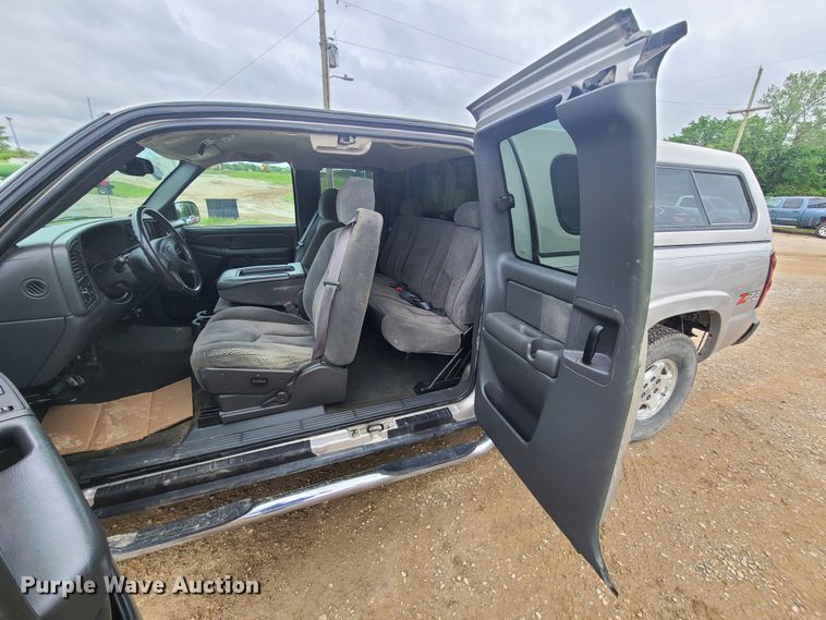 image for item IQ9182 2004 Chevrolet Silverado 1500  Ext. Cab pickup truck