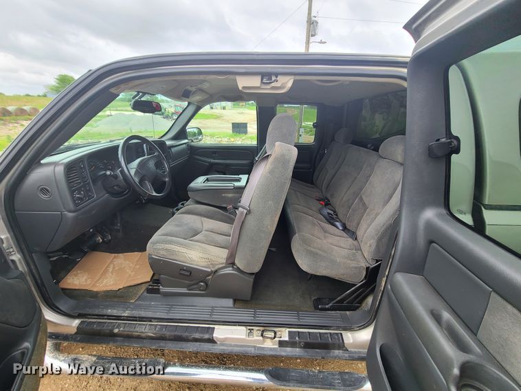 image for item IQ9182 2004 Chevrolet Silverado 1500  Ext. Cab pickup truck