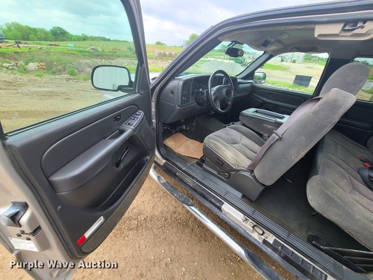 image for item IQ9182 2004 Chevrolet Silverado 1500  Ext. Cab pickup truck