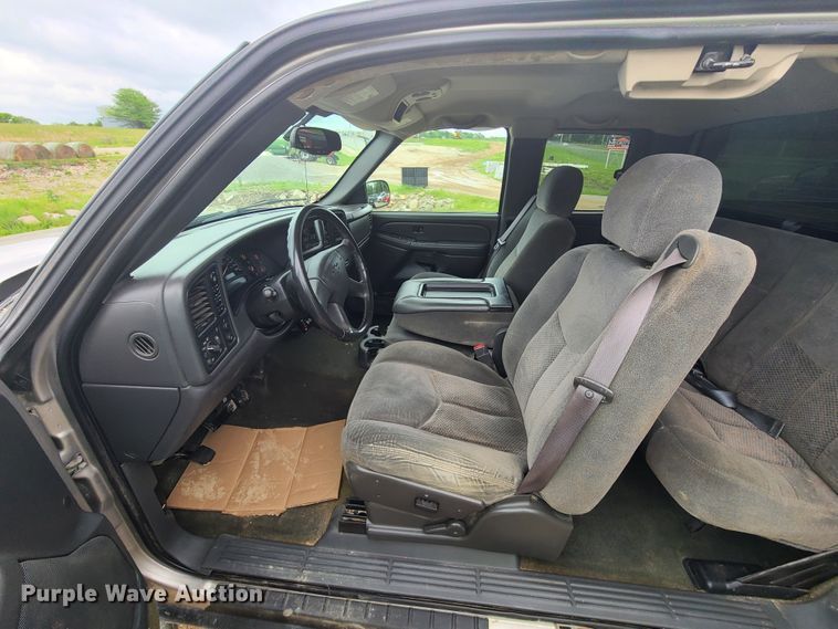 image for item IQ9182 2004 Chevrolet Silverado 1500  Ext. Cab pickup truck