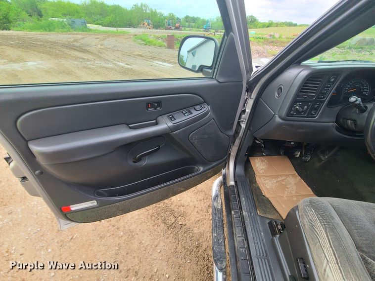 image for item IQ9182 2004 Chevrolet Silverado 1500  Ext. Cab pickup truck