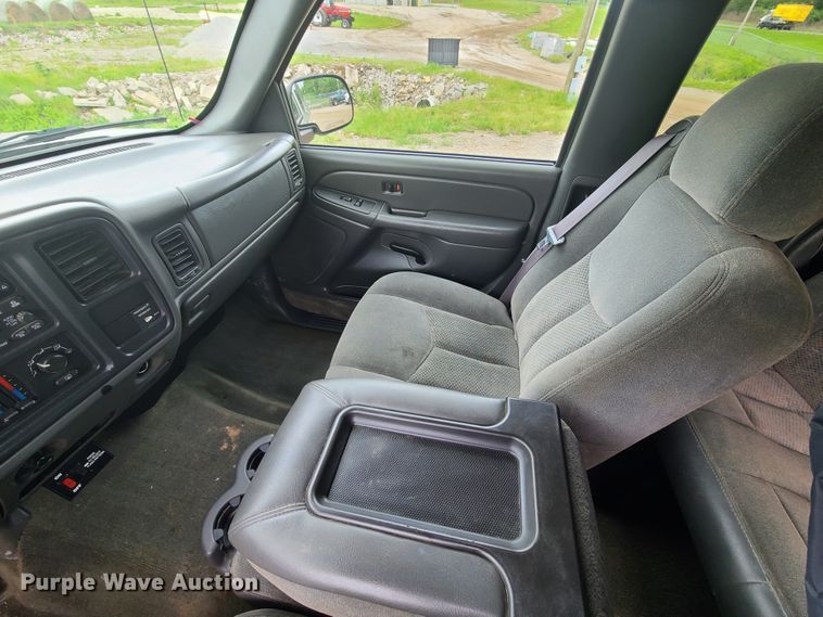 image for item IQ9182 2004 Chevrolet Silverado 1500  Ext. Cab pickup truck