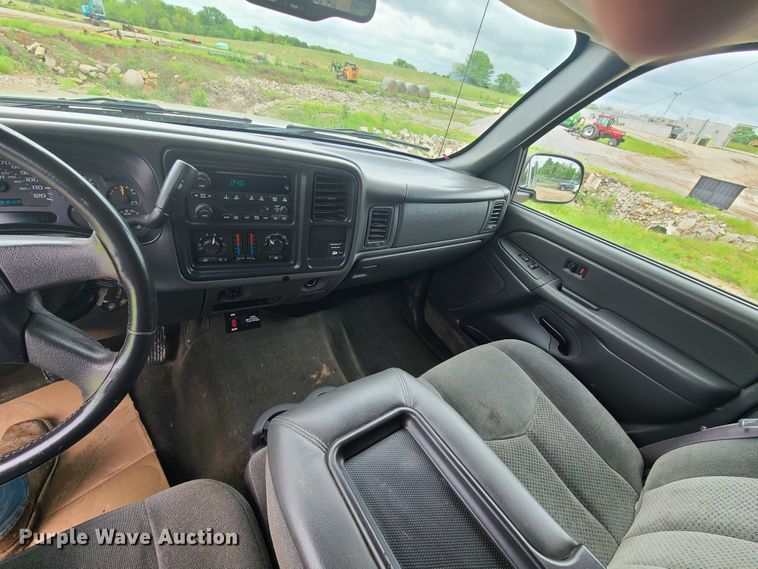 image for item IQ9182 2004 Chevrolet Silverado 1500  Ext. Cab pickup truck