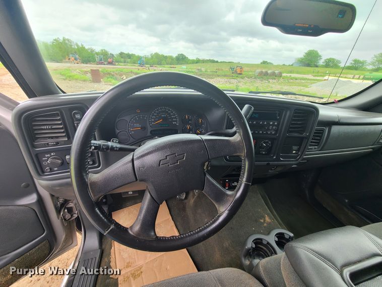 image for item IQ9182 2004 Chevrolet Silverado 1500  Ext. Cab pickup truck