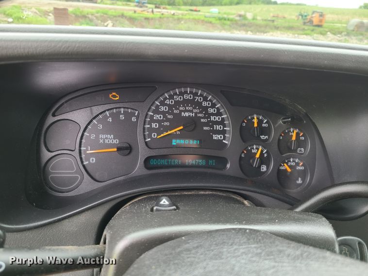 image for item IQ9182 2004 Chevrolet Silverado 1500  Ext. Cab pickup truck