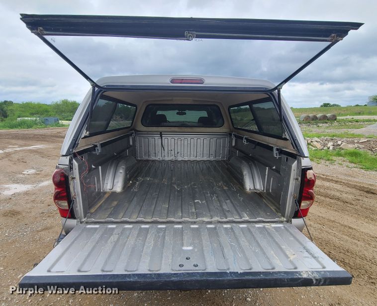 image for item IQ9182 2004 Chevrolet Silverado 1500  Ext. Cab pickup truck