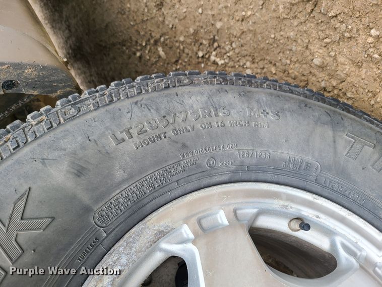 image for item IQ9182 2004 Chevrolet Silverado 1500  Ext. Cab pickup truck