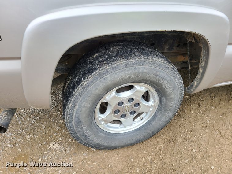 image for item IQ9182 2004 Chevrolet Silverado 1500  Ext. Cab pickup truck