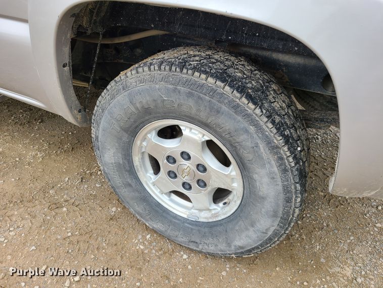 image for item IQ9182 2004 Chevrolet Silverado 1500  Ext. Cab pickup truck