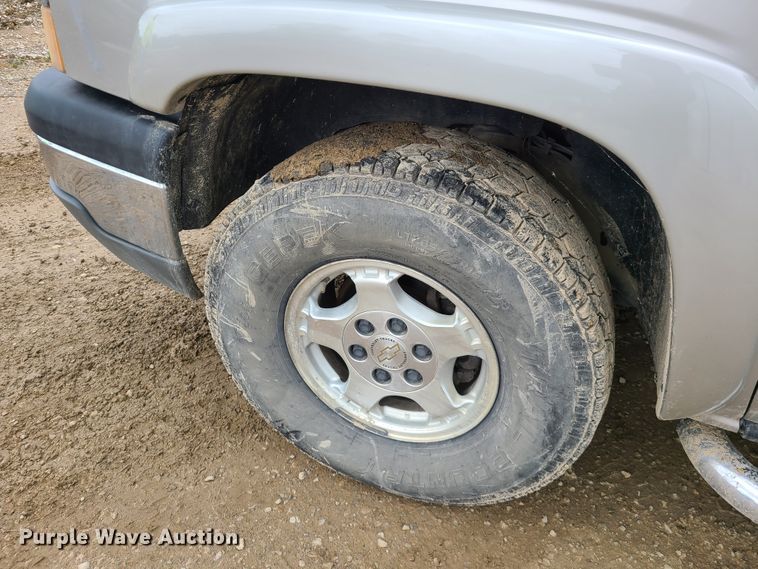 image for item IQ9182 2004 Chevrolet Silverado 1500  Ext. Cab pickup truck