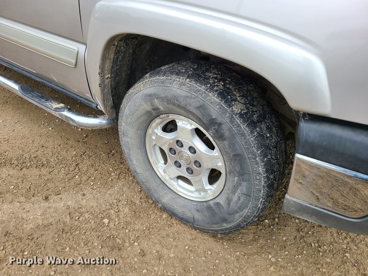 image for item IQ9182 2004 Chevrolet Silverado 1500  Ext. Cab pickup truck