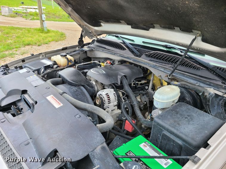 image for item IQ9182 2004 Chevrolet Silverado 1500  Ext. Cab pickup truck