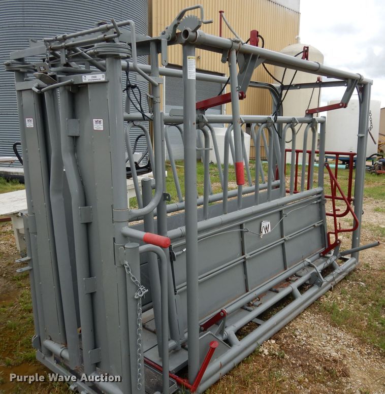 image for item IS9085 WW livestock squeeze chute