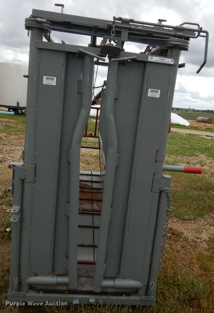 image for item IS9085 WW livestock squeeze chute