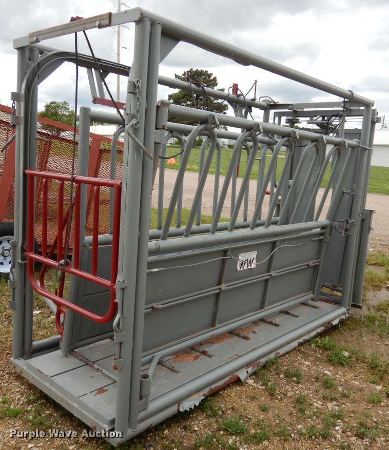 image for item IS9085 WW livestock squeeze chute