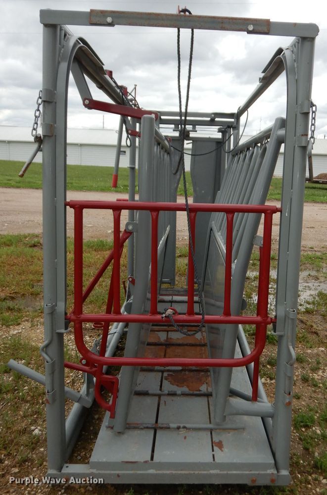 image for item IS9085 WW livestock squeeze chute