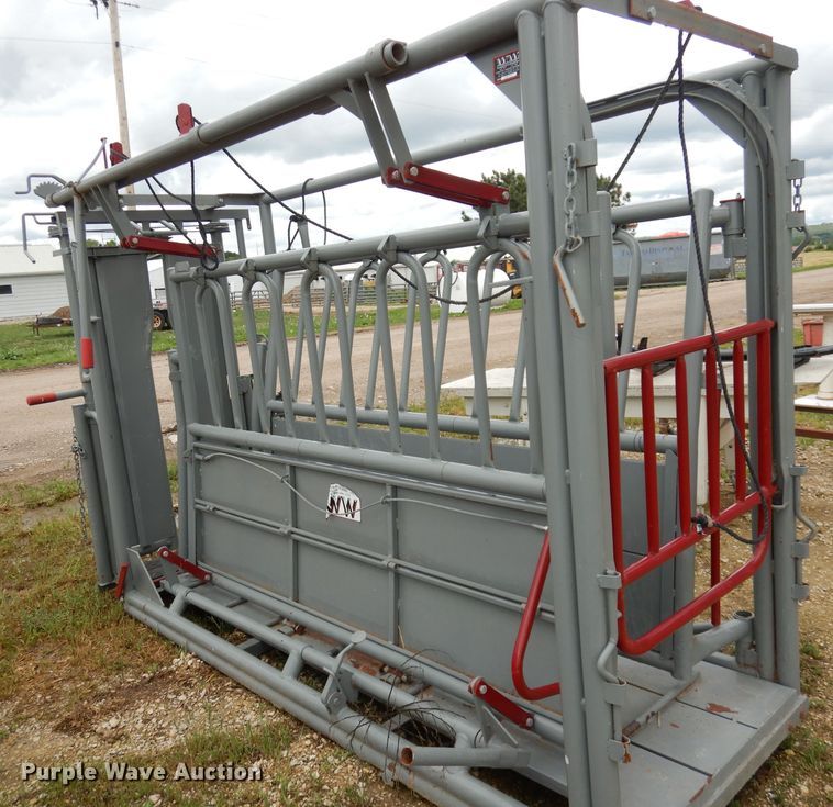 image for item IS9085 WW livestock squeeze chute