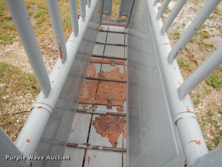 image for item IS9085 WW livestock squeeze chute