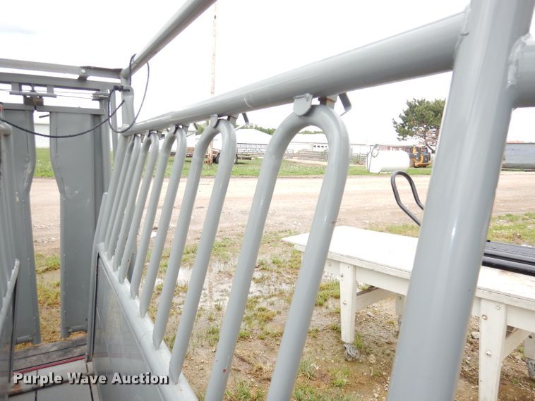 image for item IS9085 WW livestock squeeze chute