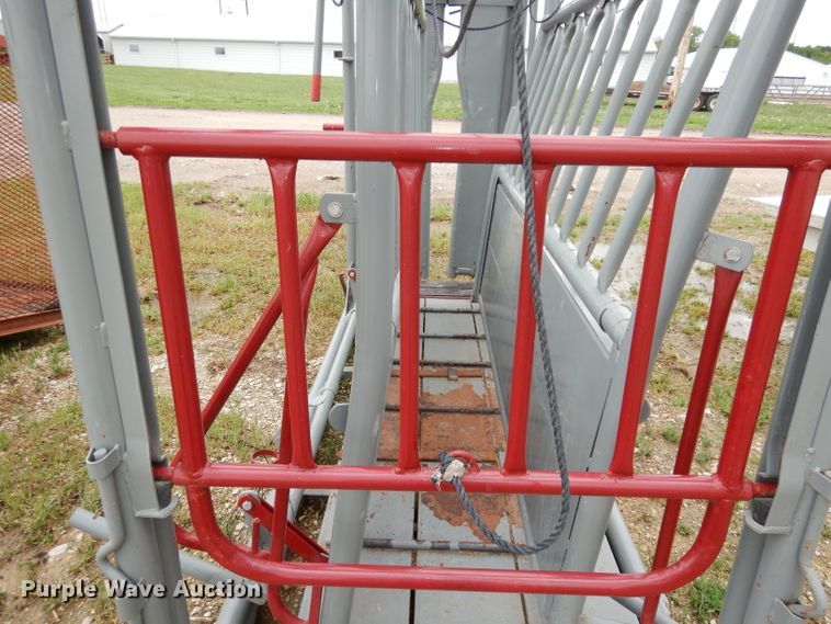 image for item IS9085 WW livestock squeeze chute