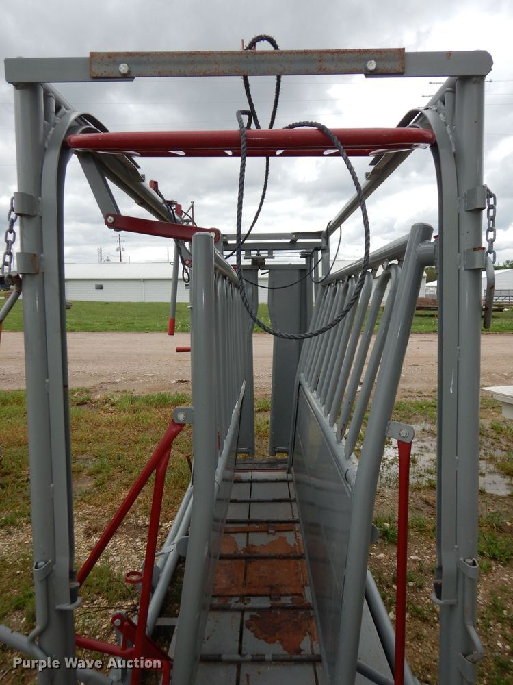 image for item IS9085 WW livestock squeeze chute
