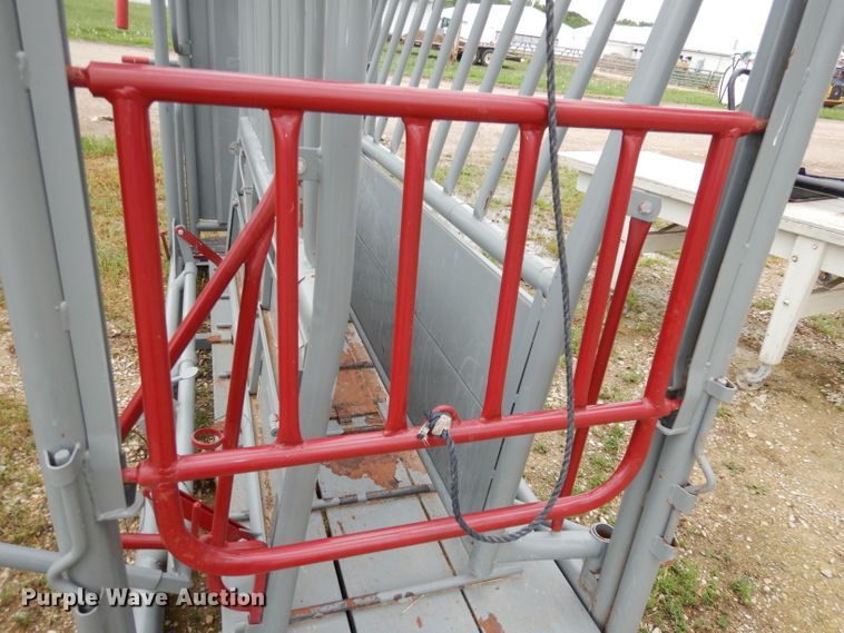 image for item IS9085 WW livestock squeeze chute