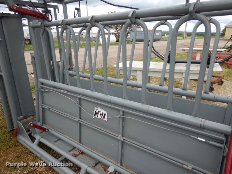 image for item IS9085 WW livestock squeeze chute