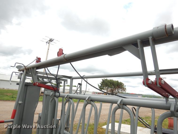 image for item IS9085 WW livestock squeeze chute