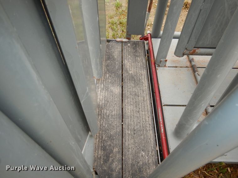 image for item IS9085 WW livestock squeeze chute