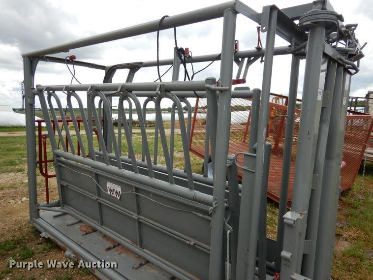 image for item IS9085 WW livestock squeeze chute