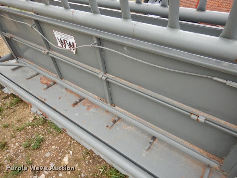 image for item IS9085 WW livestock squeeze chute