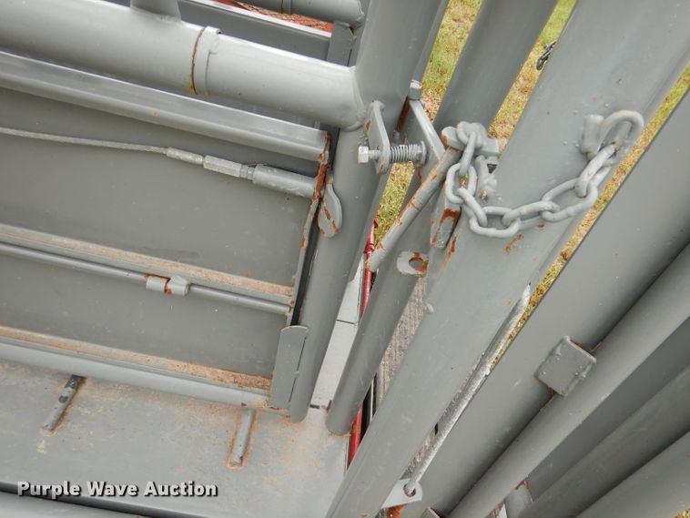 image for item IS9085 WW livestock squeeze chute