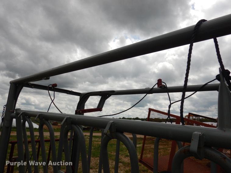 image for item IS9085 WW livestock squeeze chute