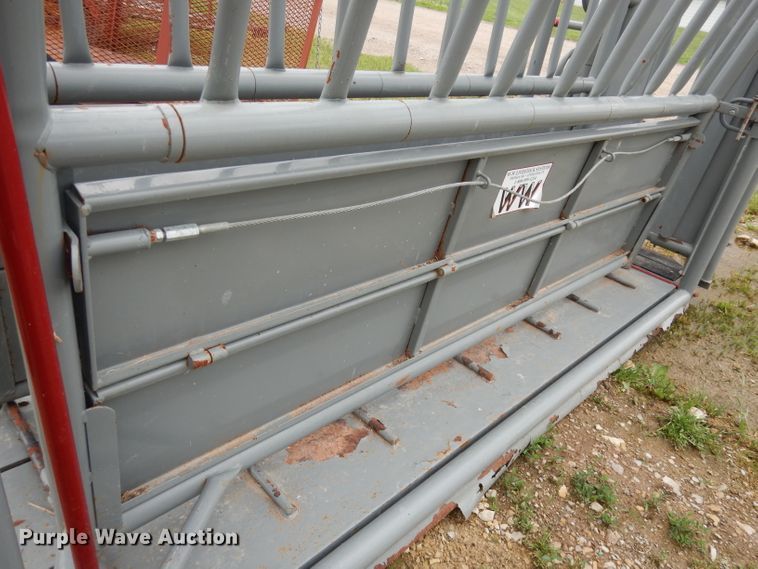 image for item IS9085 WW livestock squeeze chute