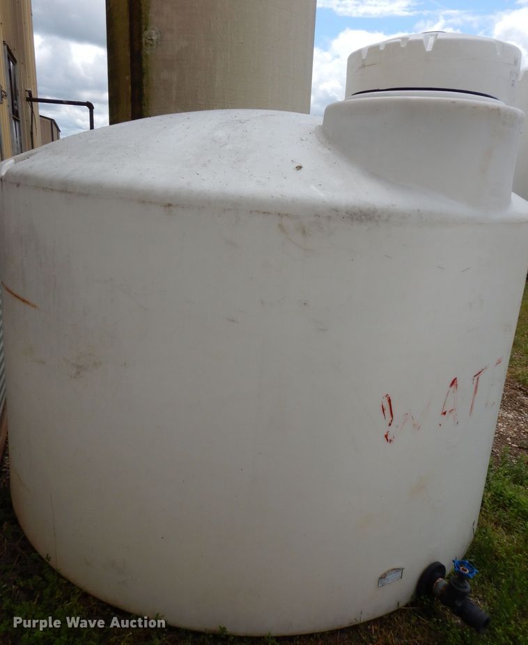 image for item IS9099 1,550 gallon poly tank