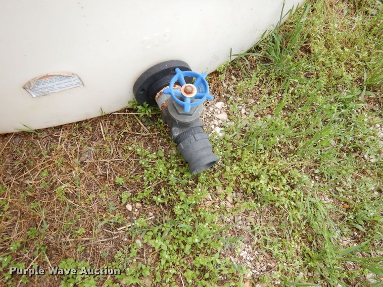 image for item IS9099 1,550 gallon poly tank