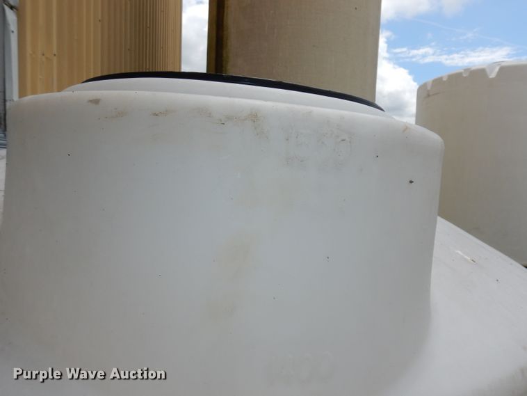 image for item IS9099 1,550 gallon poly tank