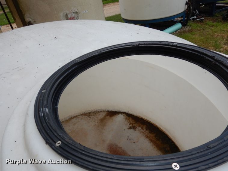 image for item IS9099 1,550 gallon poly tank