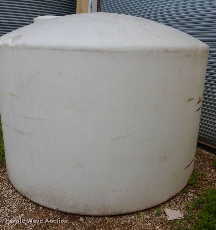 image for item IS9099 1,550 gallon poly tank