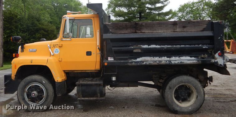 image for item IT9018 1991 Ford L8000  dump truck
