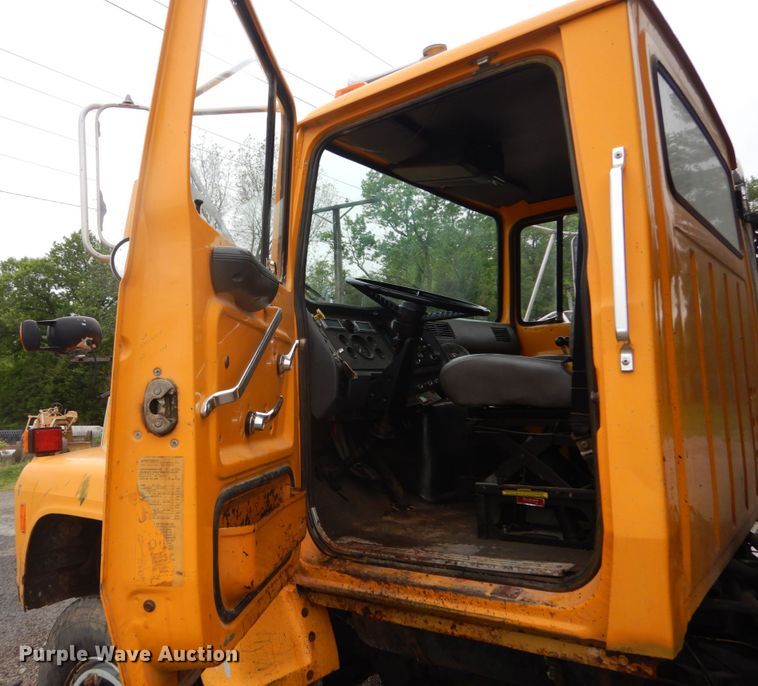 image for item IT9018 1991 Ford L8000  dump truck